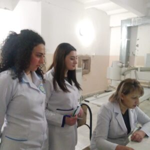 Քույրական գործ մասնագիտության ուսանողները Գեղարքունիքի կայազորային հոսպիտալում պրակտիկ պարապմունքների ժամանակ: