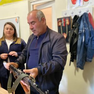 Քոլեջի զինղեկ՝ Մ.Սահակյանը ուսանողներին սովորեցրեց ինչպես պահպանել անվտանգության կանոնները ⚠️զենքից օգտվելու ժամանակ: