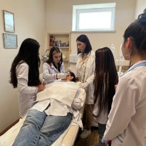 Քոլեջի «Բուժական կոսմետոլոգիա» մասնագիտության 2-րդ կուրսի ուսանողները  պրակտիկայի ժամանակ 💜 Beauty Studio էսթետ բժշկական կենտրոնում։
