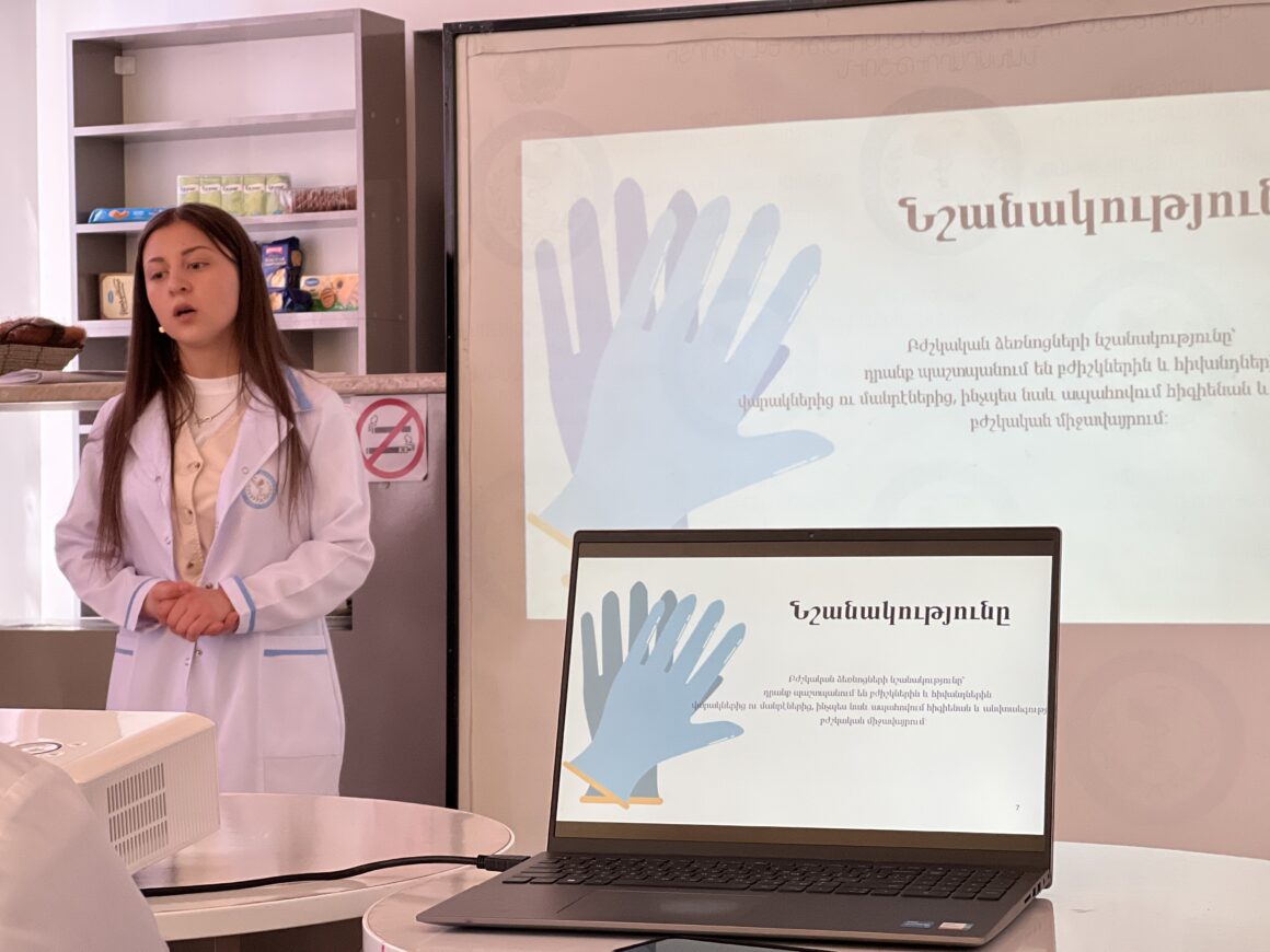 Վերջերս քոլեջում տեղի ունեցավ յուրահատուկ ներկայացում՝ «Սպիտակ խալաթ՝ հումքից մինչև գաղափար» թեմայով 🥼