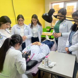 Կոսմետոլոգները այս անգամ կիրառեցին դեմքի կլասիկ, բուժական, երիտասարդեցնող և Ժոկեյ մերսման տեխնիկաները