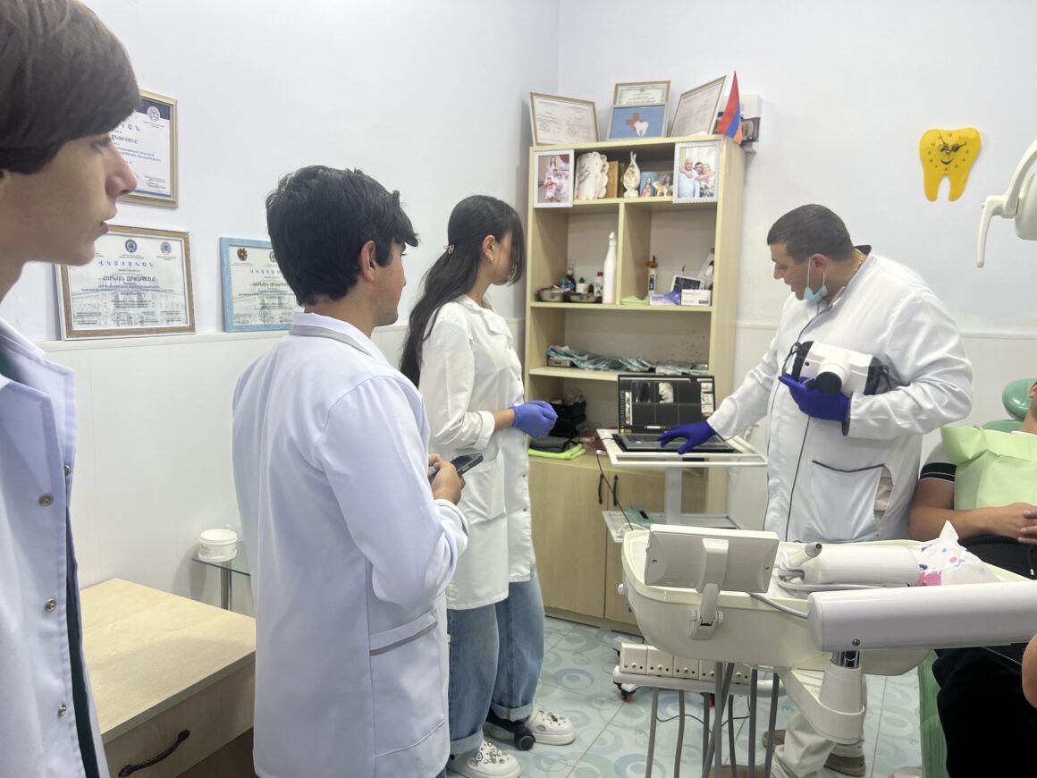 🦷 Մեր ատամնատեխնիկ ուսանողները այցելեցին «Հակոբյան» ստոմատոլոգիական կլինիկա