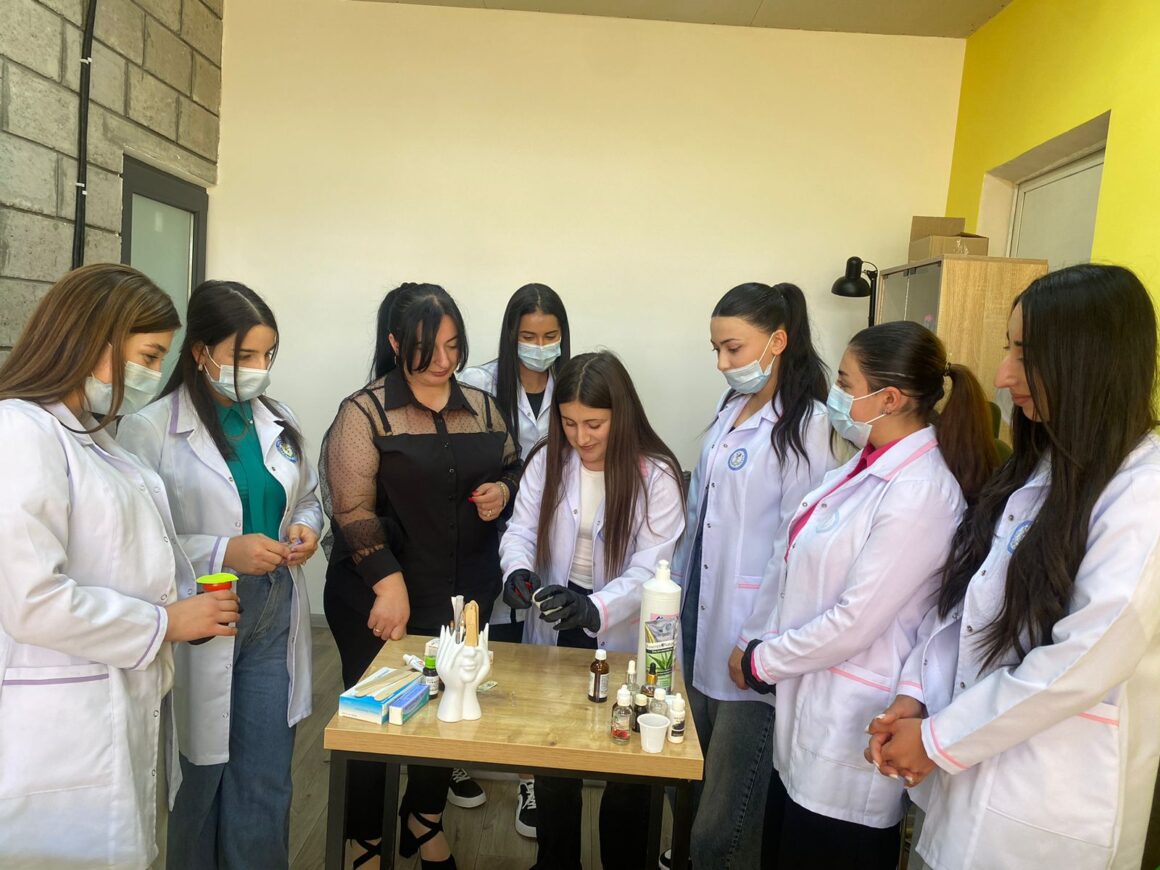 Ուսանողները պատրաստեցին կոսմետիկ միջոցներ՝ բուսական յուղերի և հակաօքսիդանտ վիտամինների A և E հիման վրա