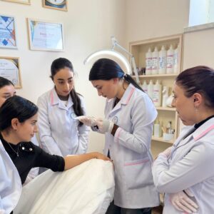 Մեր ուսանողները արդեն տիրապետում են մեղրամոմով և շուգարինգով մազահեռացման տեխնիկաներին