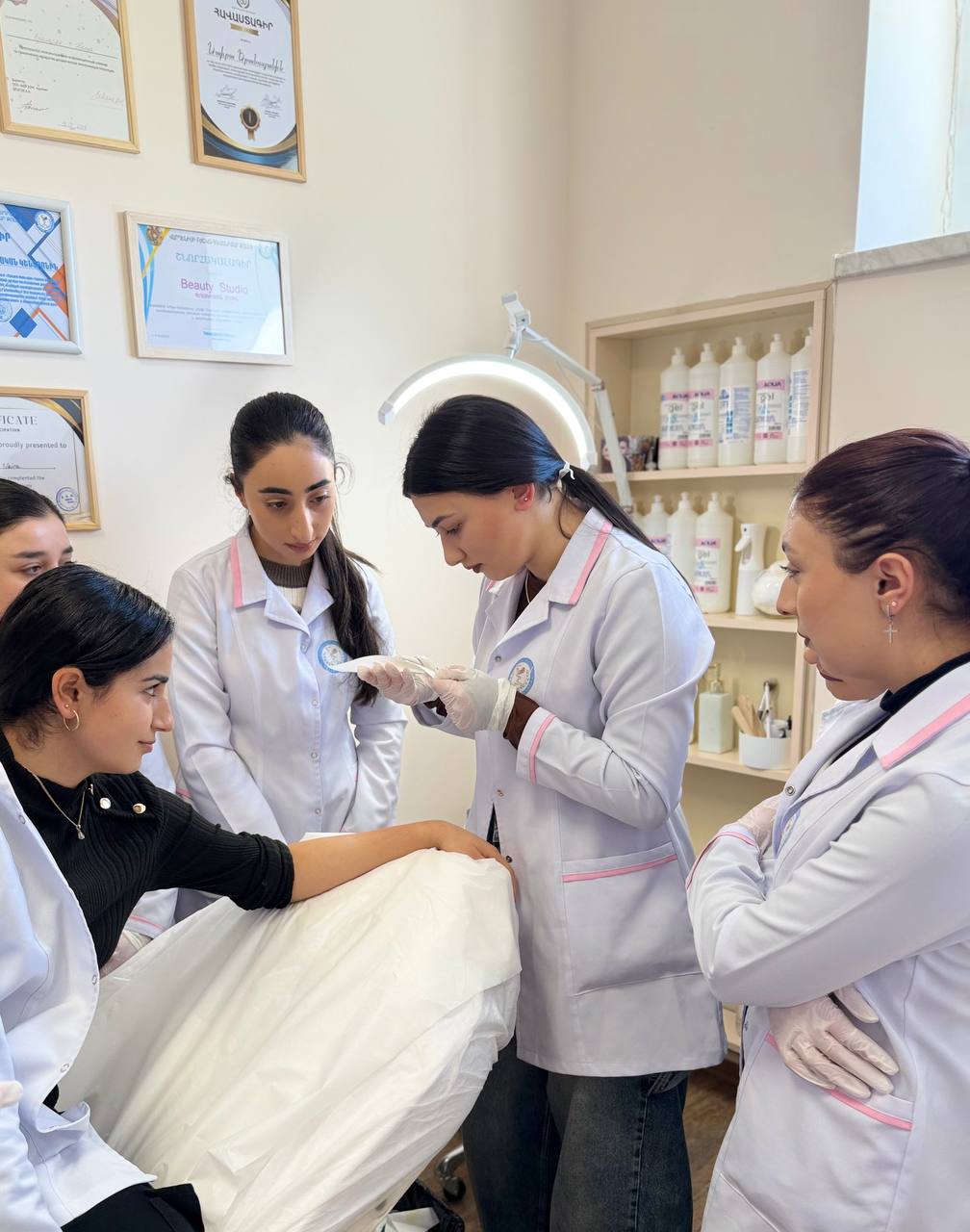 image-18-02-26-10-19 Մեր ուսանողները արդեն տիրապետում են մեղրամոմով և շուգարինգով մազահեռացման տեխնիկաներին