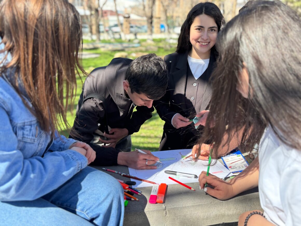 Սովորել՝ տեսնելով, վերլուծելով, համեմատելով
